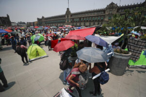 Maestros mexicanos inician paro general y tildan de "burla" la reciente subida salarial
