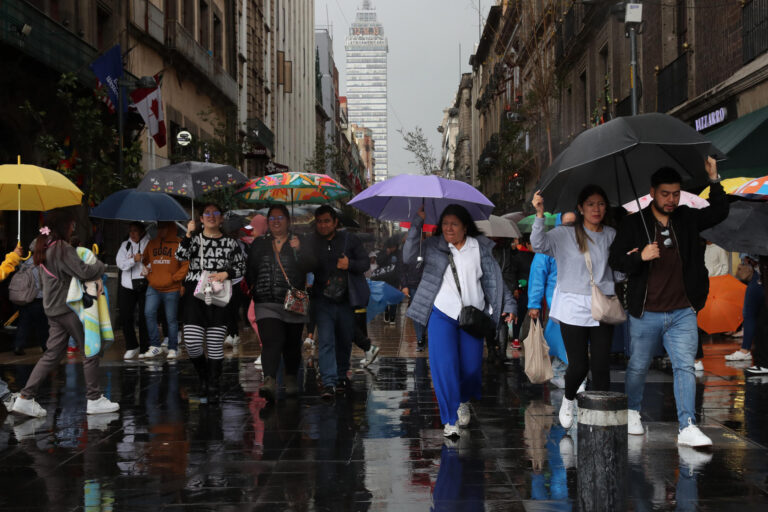 Las fuertes lluvias activan la alerta roja en la Ciudad de México y provocan inundaciones