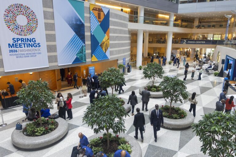 El FMI y el BM se reúnen en plena incertidumbre por el cierre del estrecho de Ormuz