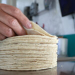 Tortilleros en México chocan con Gobierno por alza de precios, costos e informalidad
