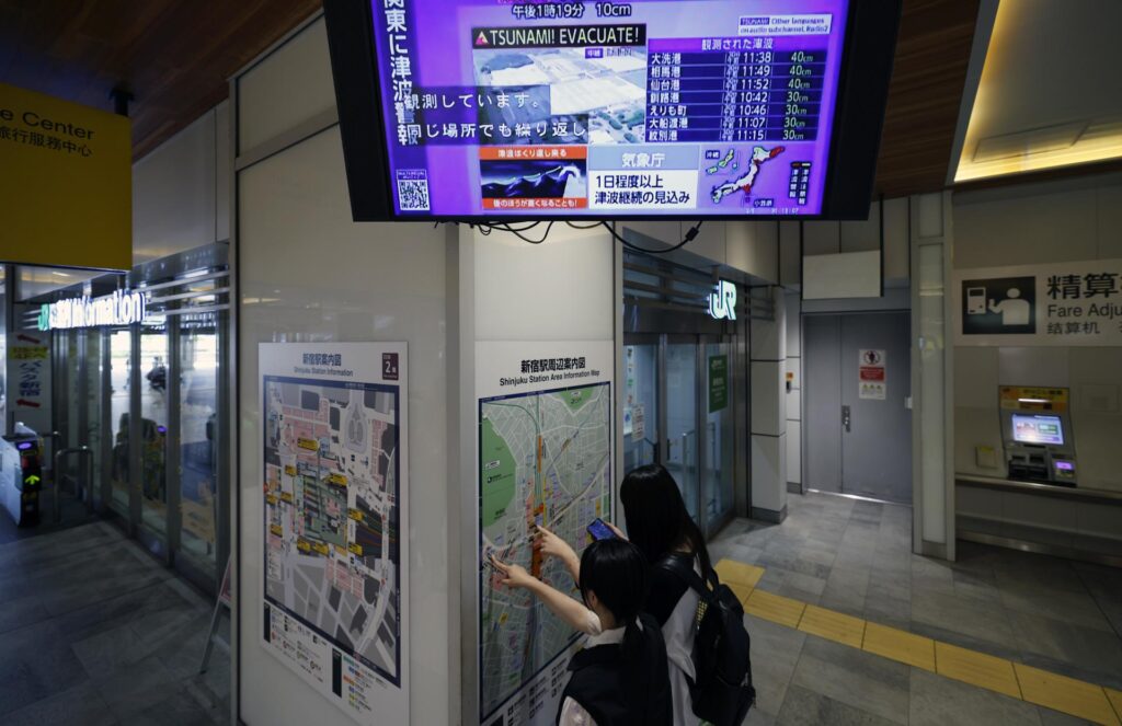 Tsunami warning issued after M8.7 quake off Kamchatka Peninsula